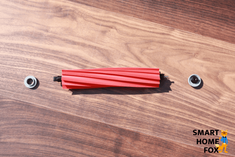 Die Gummibürste des Roborock S7 wird in der Hand gehalten